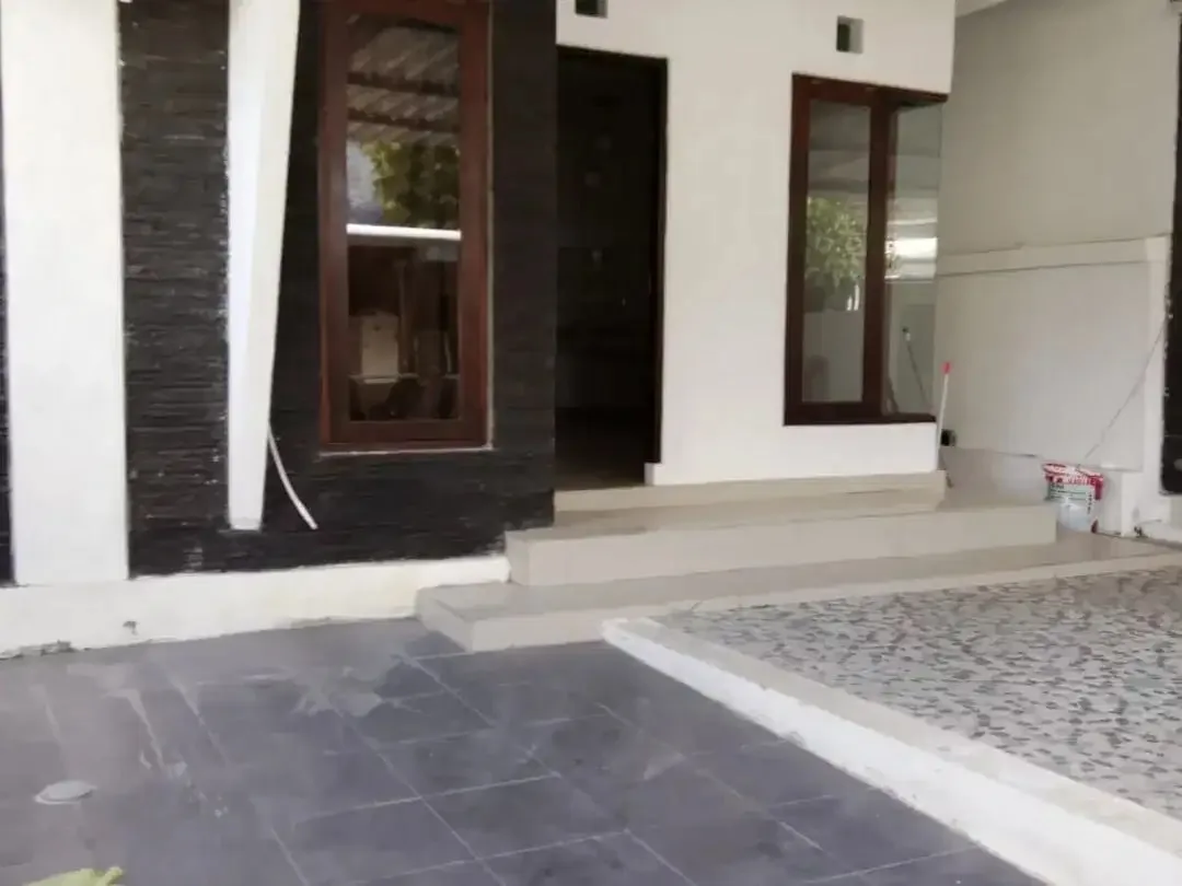 Disewakan rumah murah bagus di The Royal Griya Loka Tabanan Bali siaphuni minimalis modern - Image 5 of 7