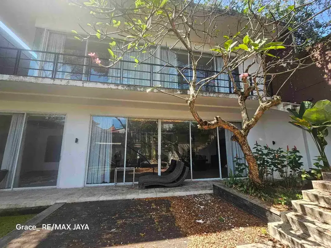 Tanah Komersial Bonus Bangunan ex Villa di Area Turis Seminyak Kuta - Image 1 of 7