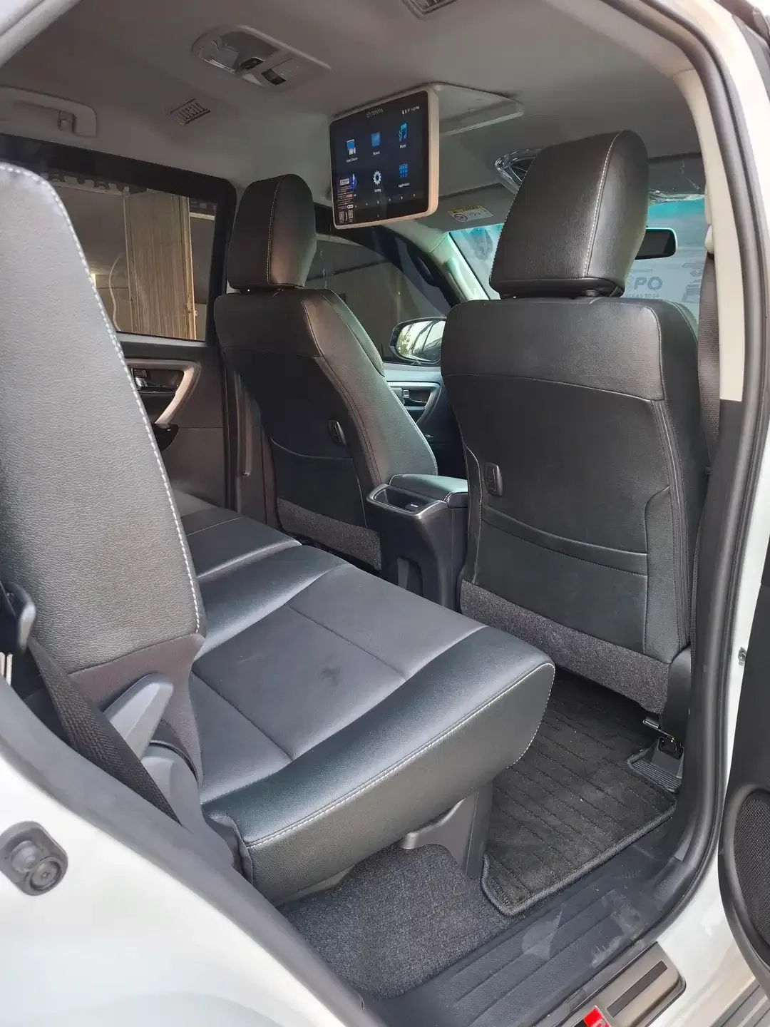 TOYOTA  FORTUNER  VRZ LEGENDER TSS TWO TONE - Image 7 of 9