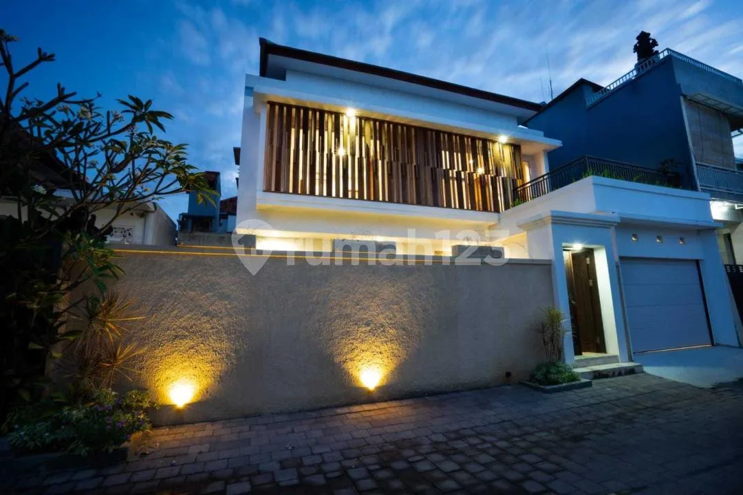 Disewa Villa Full Furnished 2 Lantai 4 KT Private Pool di Sanur Denpasar - Image 1 of 4