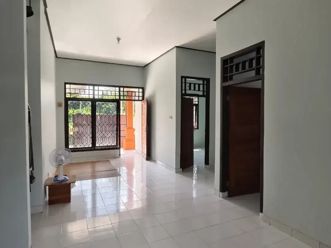 Disewakan Rumah 2 Lantai Dengan Halaman Luas Di Padang Sambian Denpasar - Image 7 of 10