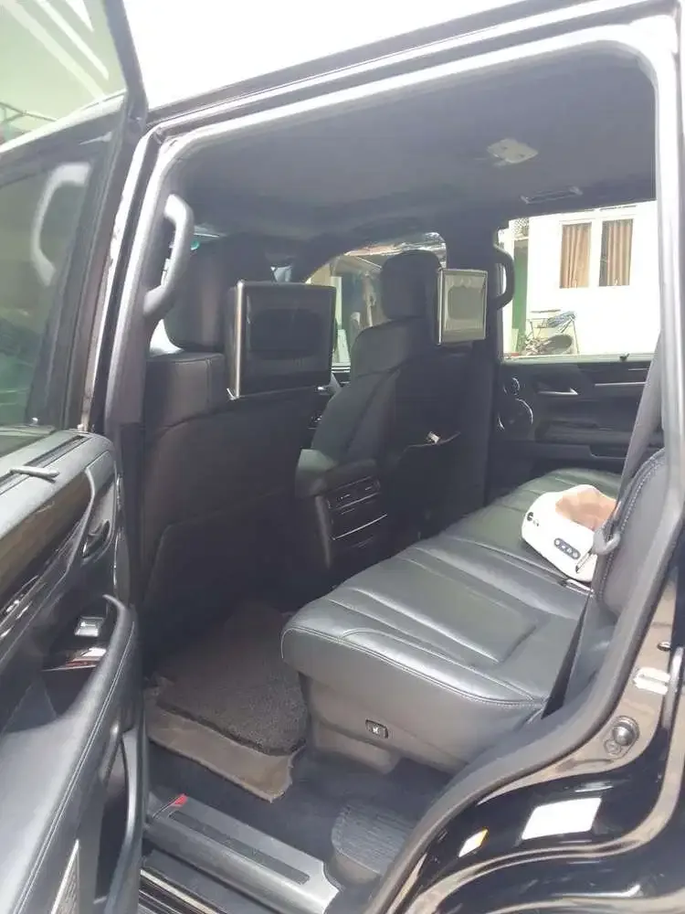 Lexus LX570 2018 Bensin - Image 8 of 9