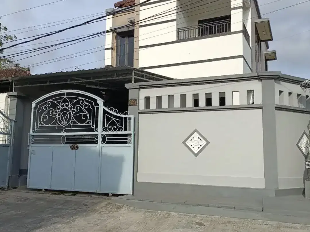 Dijual rumah terawat nyaman dan aman 2 lantai dekat gunung catur dan kebo iwa posisi hook lokasi gatsu barat denpasar - Image 1 of 9