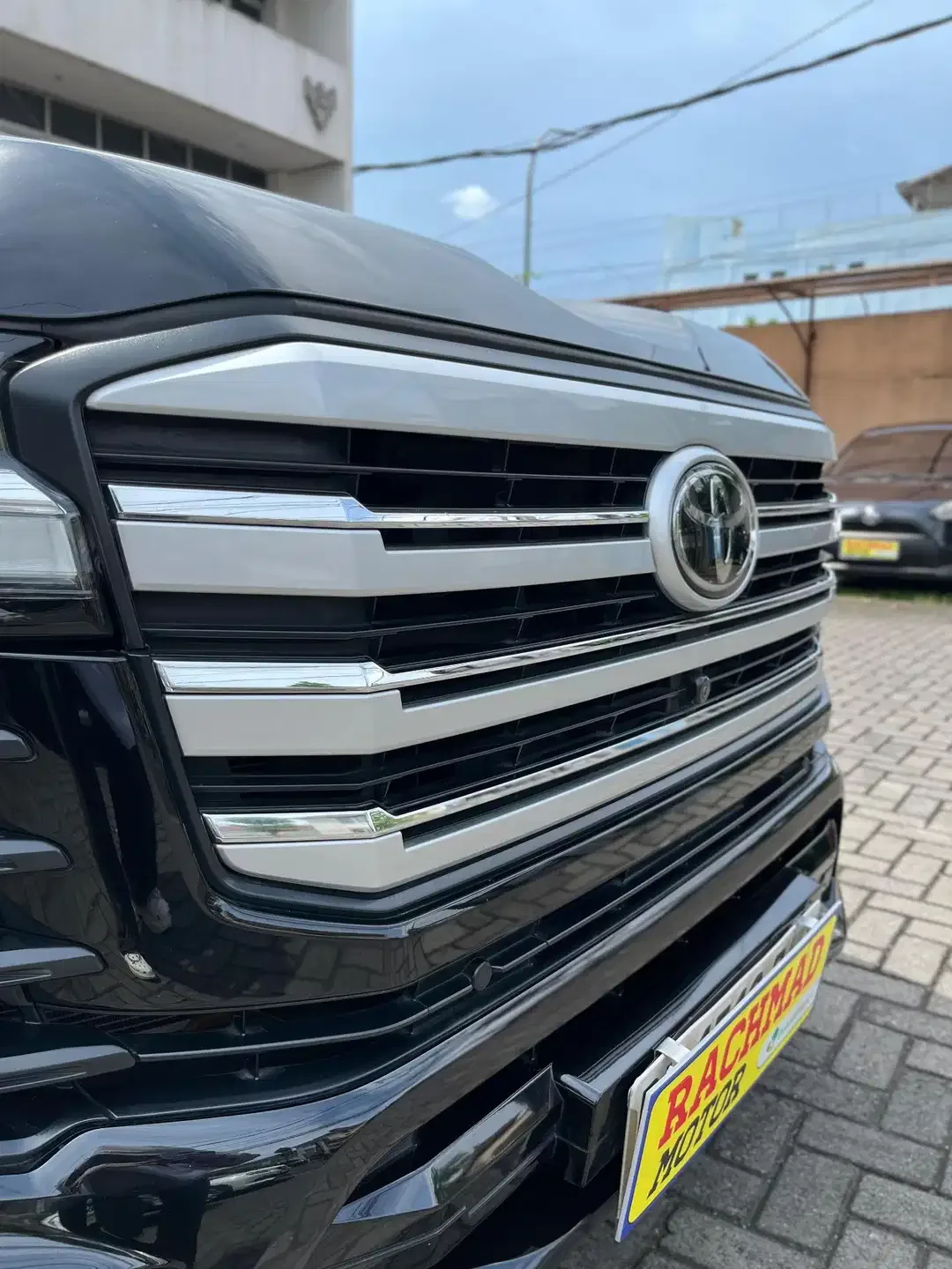 Toyota Land Cruiser 2023 Diesel - Image 4 of 10