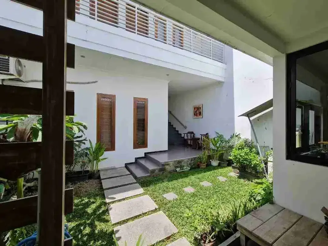 Rumah 2 Lantai 3 Kamar di Kawasan Villa Kerobokan Badung - Image 3 of 9