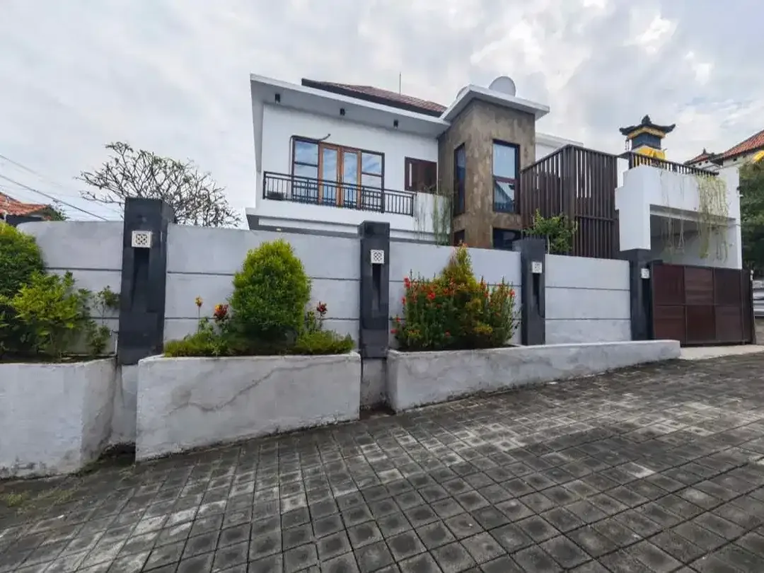 DIJUAL RUMAH SEMI VILLA DI GATSU BARAT DENPASAR BARAT - Image 1 of 7
