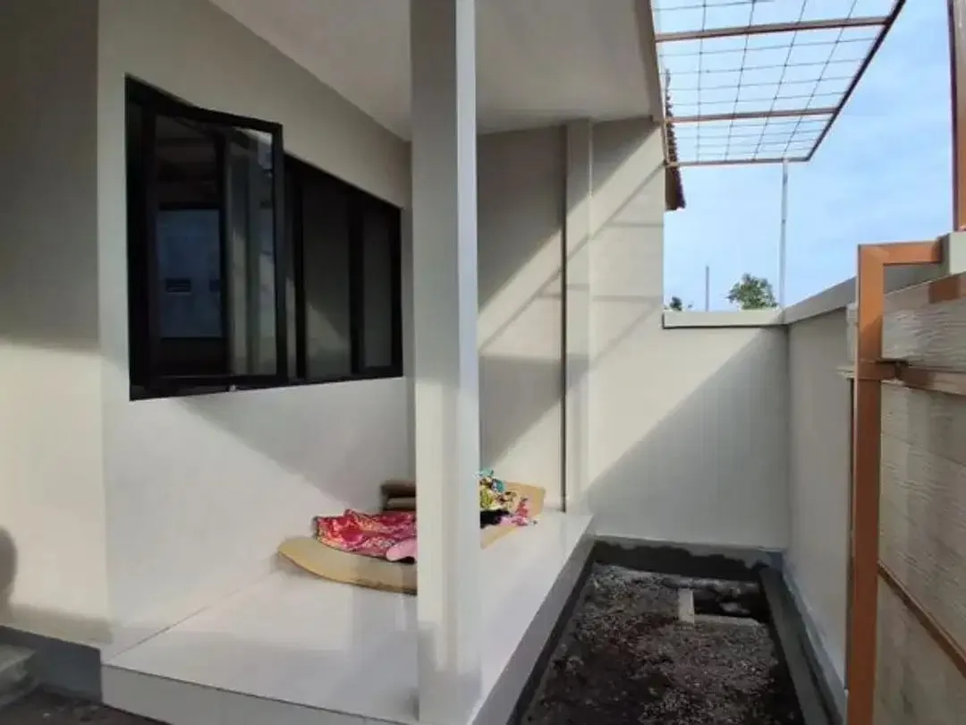 RUMAH BARU SIAP HUNI SEMI FURNISHED DI KEROBOKAN BADUNG - Image 2 of 10