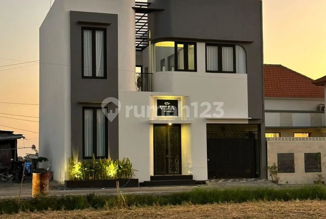 Villa Mewah dengan Balkon Fasilitas Lengkap Strategis di Canggu - Image 2 of 4