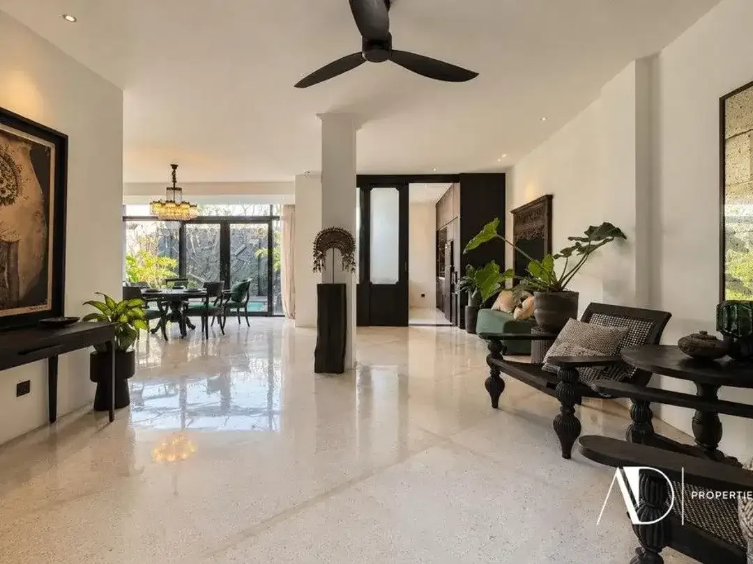 FREEHOLD | 3-BEDROOM ELEGANT TROPICAL VILLA IN KEROBOKAN - Image 9 of 10