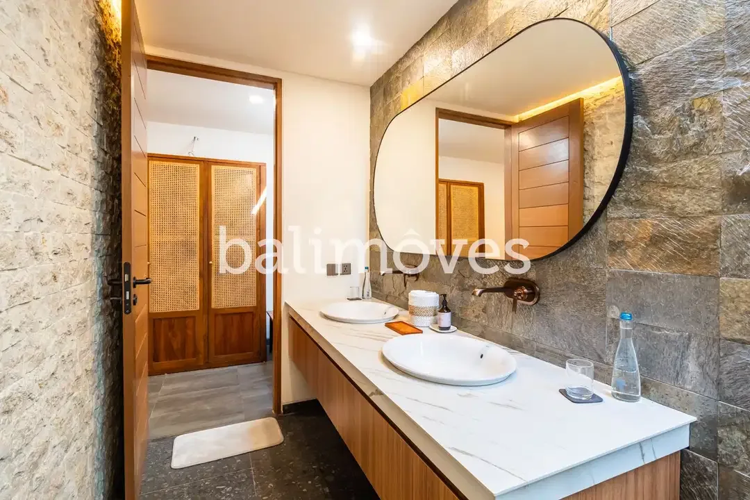 Vila Modern Tiga Kamar Tidur Dalam Kompleks Di Tepi Pantai Sanur - Image 2 of 10