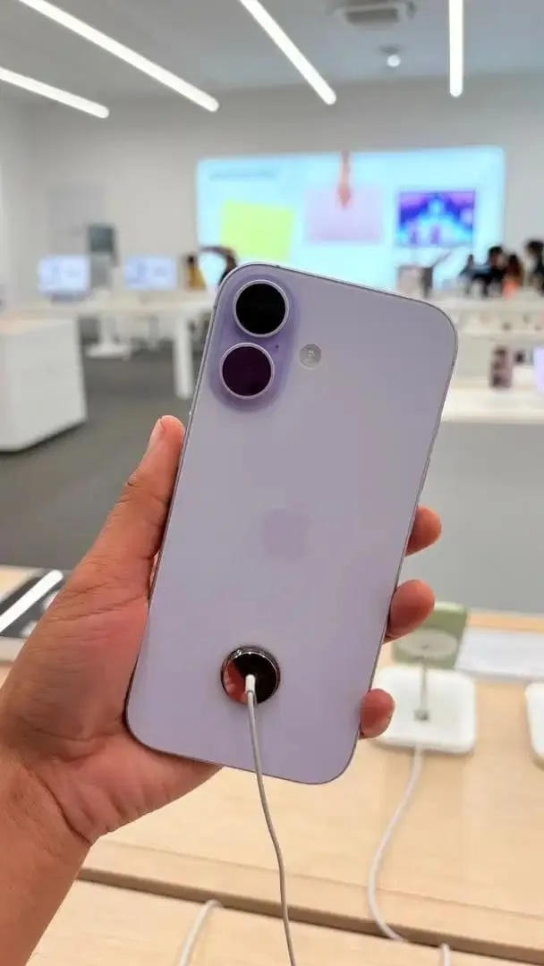 Iphone17 BASIC 256GB LAVENDER bergaransi resmi - Image 2 of 3