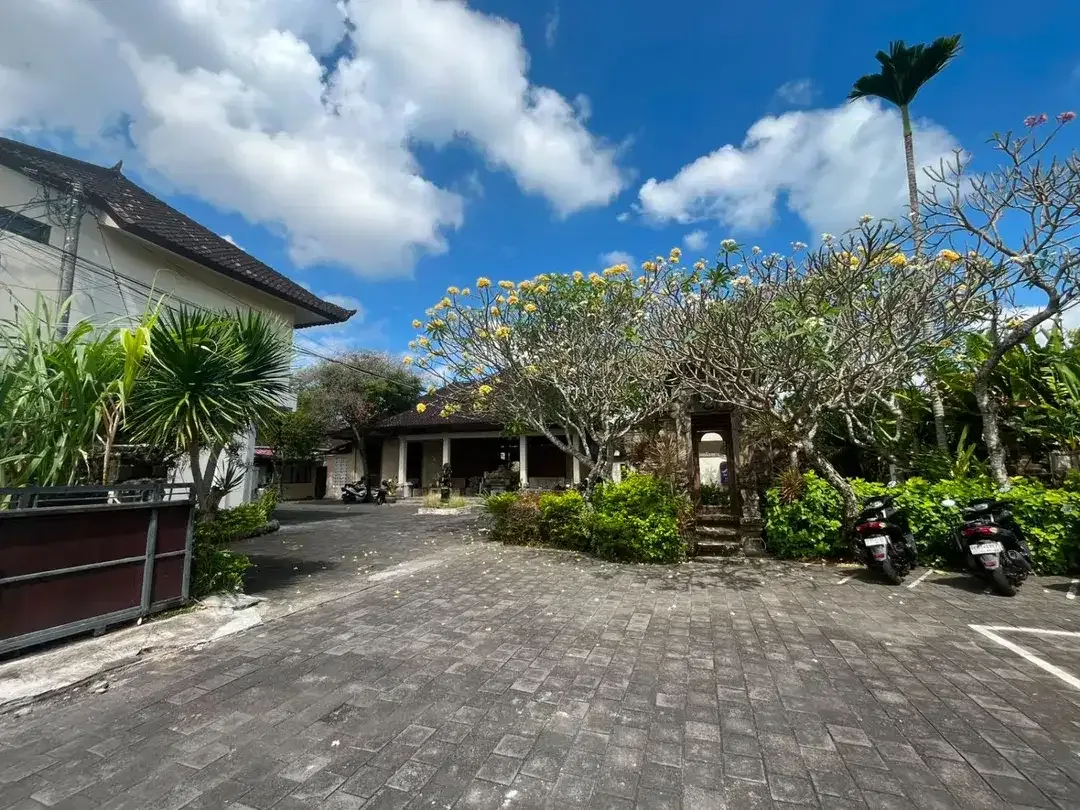 FOR SALE HOTEL BINTANG 3 KAWASAN PREMIUM DI BATUBELIG SEMINYAK - Image 1 of 10