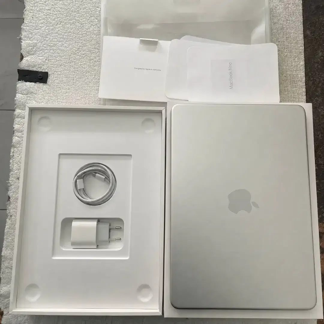 MacBook Neo 13-inch Warna Silver 8/256GB - Image 2 of 4