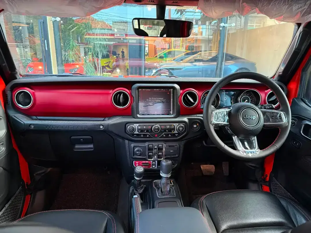 Jeep Rubicon JL 2.0L Sky One Touch 2023 - Image 4 of 10