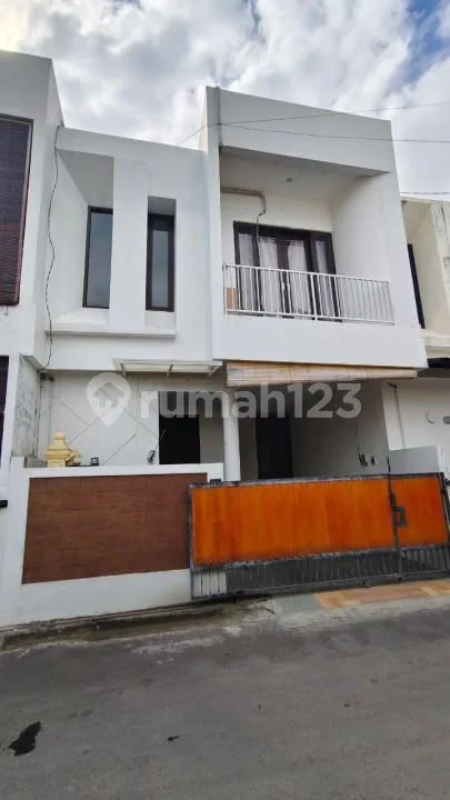 Passive Income! Rumah 2 Lantai Pesanggaran Denpasar - Tinggal Terima Sewa - Image 1 of 4