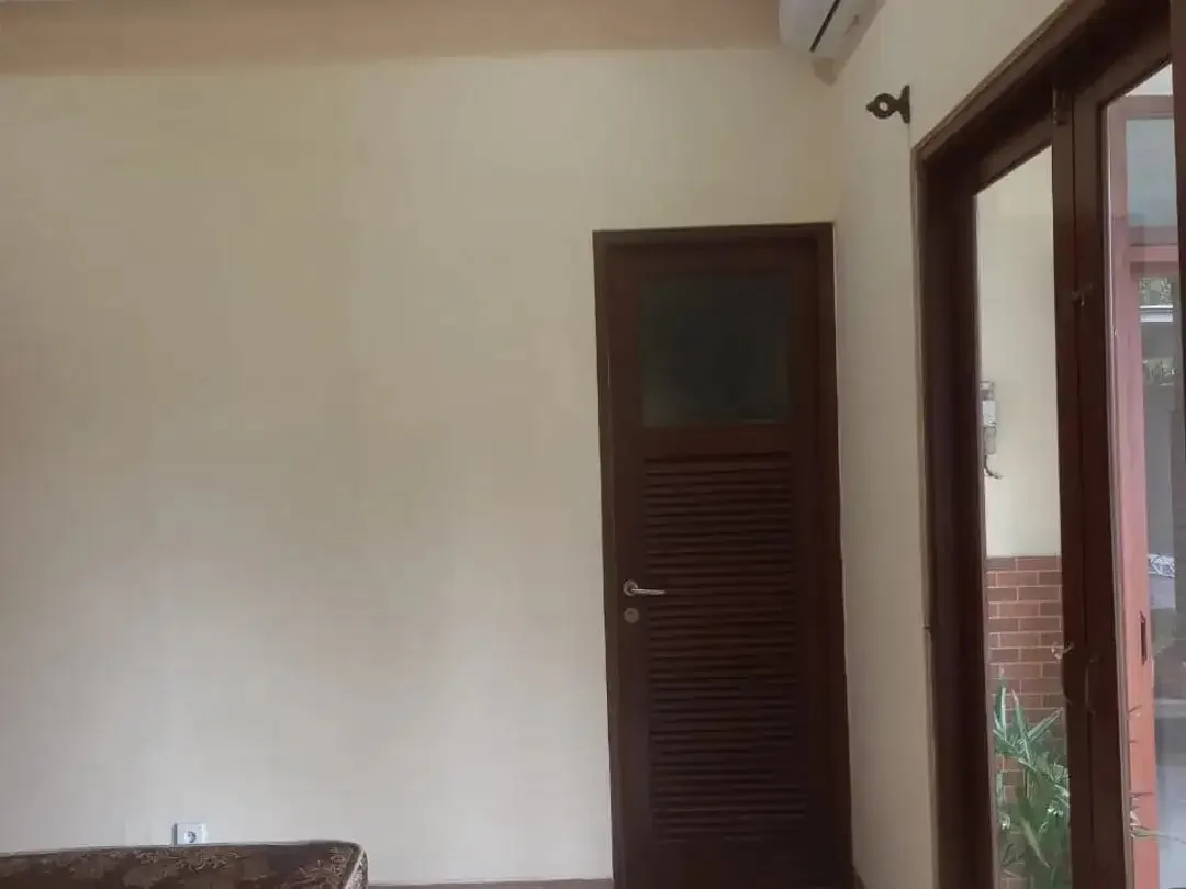 FOR SALE RUMAH SIAP HUNI RENOVATED 3BR LOKASI DEKAT BEACH MERTASARI SANUR - Image 6 of 10