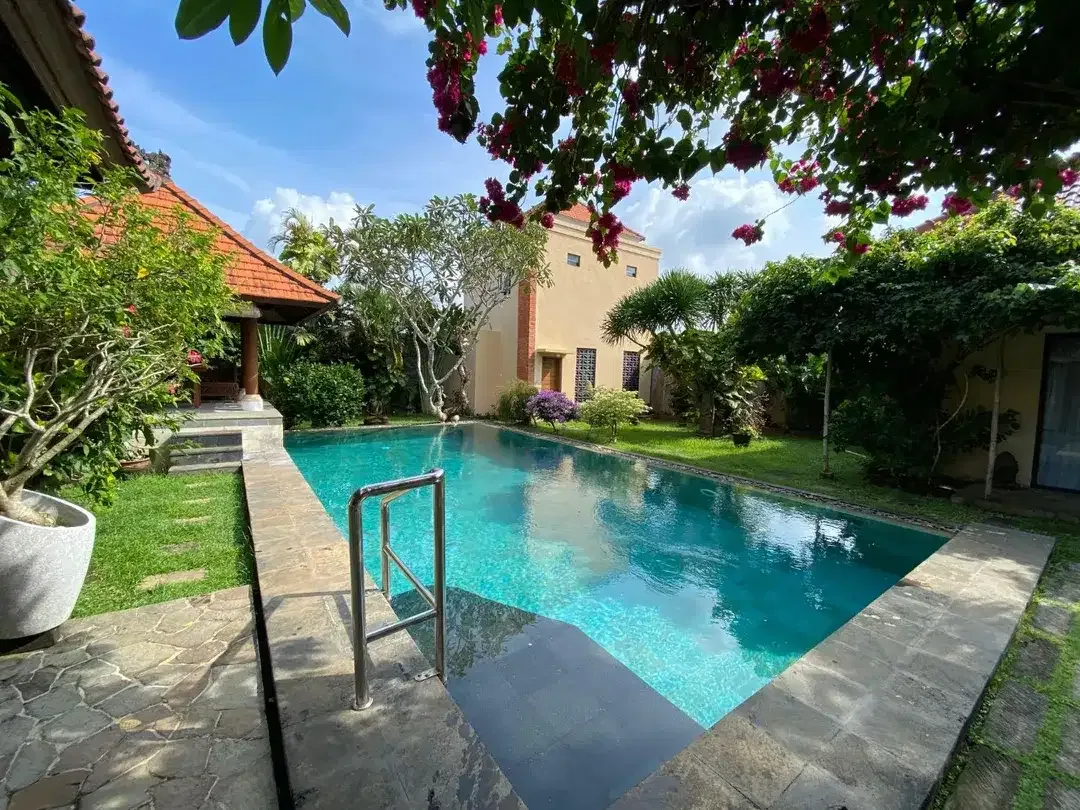 Villa Tersembunyi Dengan Gaya Klasik Dengan Suasana Hijau Dan Tenang Jimbaran - Image 2 of 10