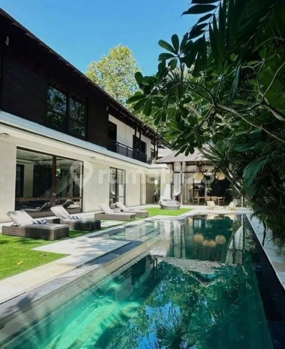Villa Strategis With Pool Furnished Dekat Pantai di Seminyak - Image 3 of 4