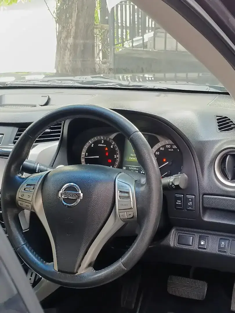 NISSAN NAVARA VL MATIC 4WD SOLAR ASLI BALI KM 50 RB - Image 6 of 10