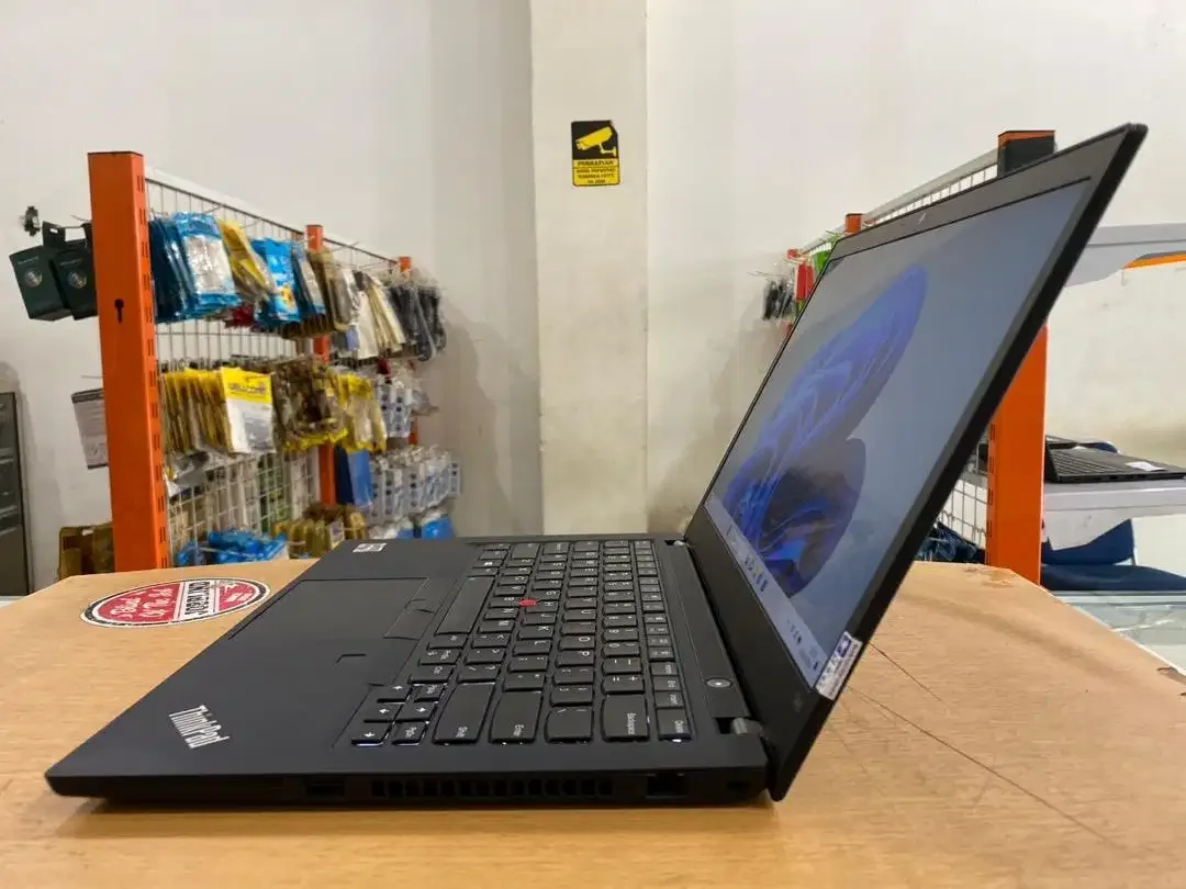 Lenovo ThinkPad T495 Amd Ryzen 7 Pro Ram 16GB SSD 512GB VGA 2GB Mulus - Image 4 of 10