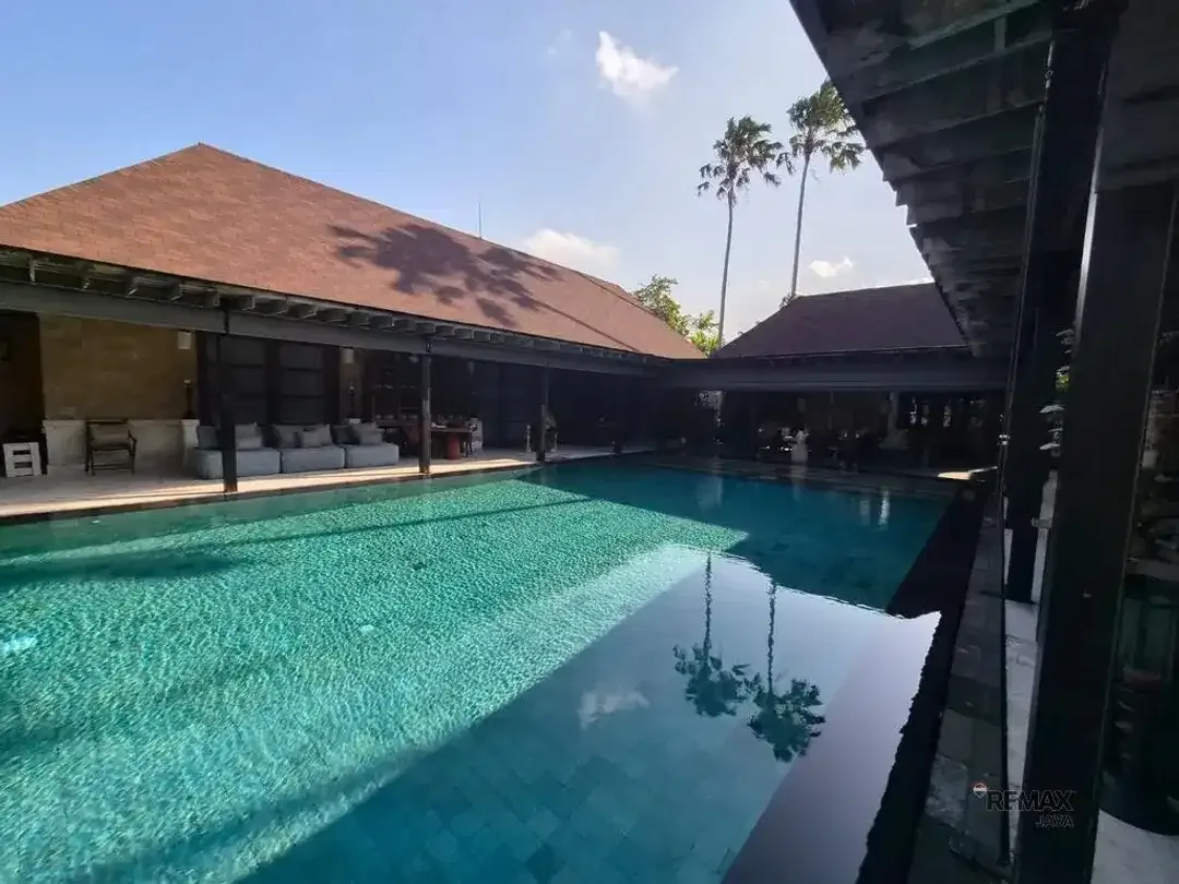 Villa Premium 4 Kamar Tidur Disewakan di Kerobokan, Badung - Image 1 of 5