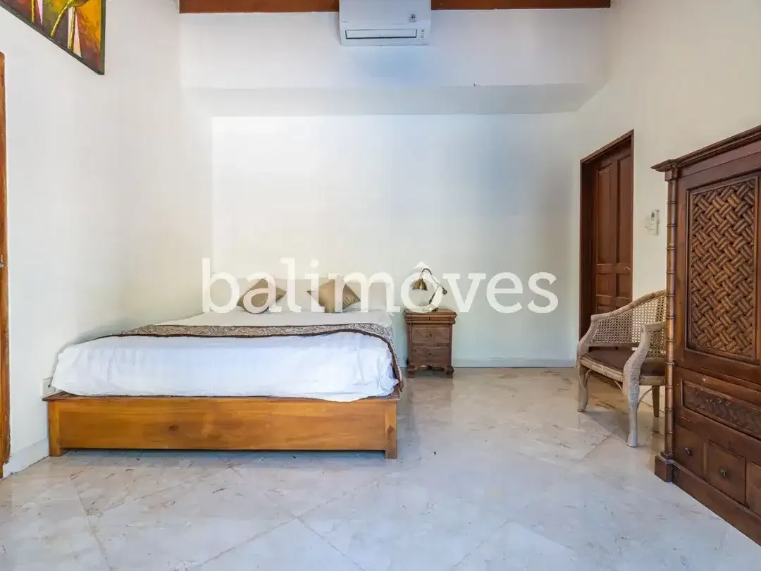 Empat Kamar Tidur Bergaya Modern Di Tepi Pantai Sanur - Image 4 of 10