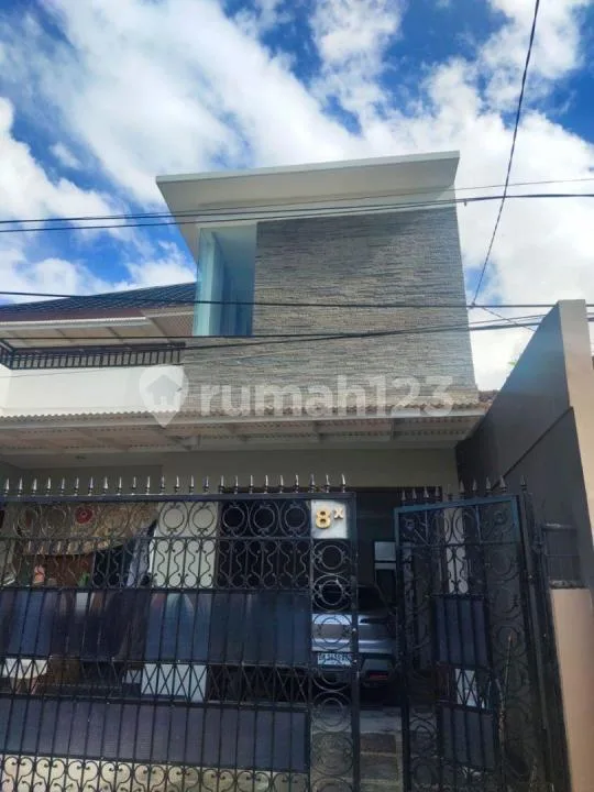 Rumah Luas 5 Kamar di Lingkungan Perumahan Premiun Pusat Kota - Image 1 of 4