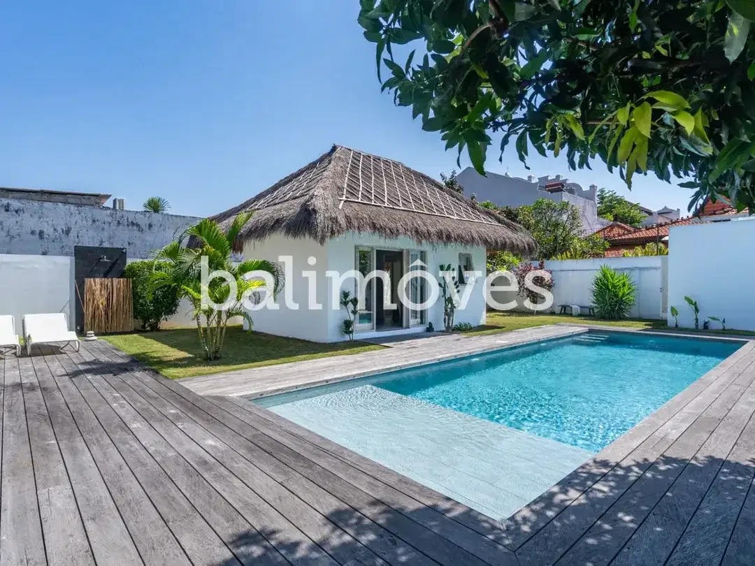 Villa yang Menawan dengan Tiga Kamar Tidur yang Luas di Sanur - Image 3 of 10