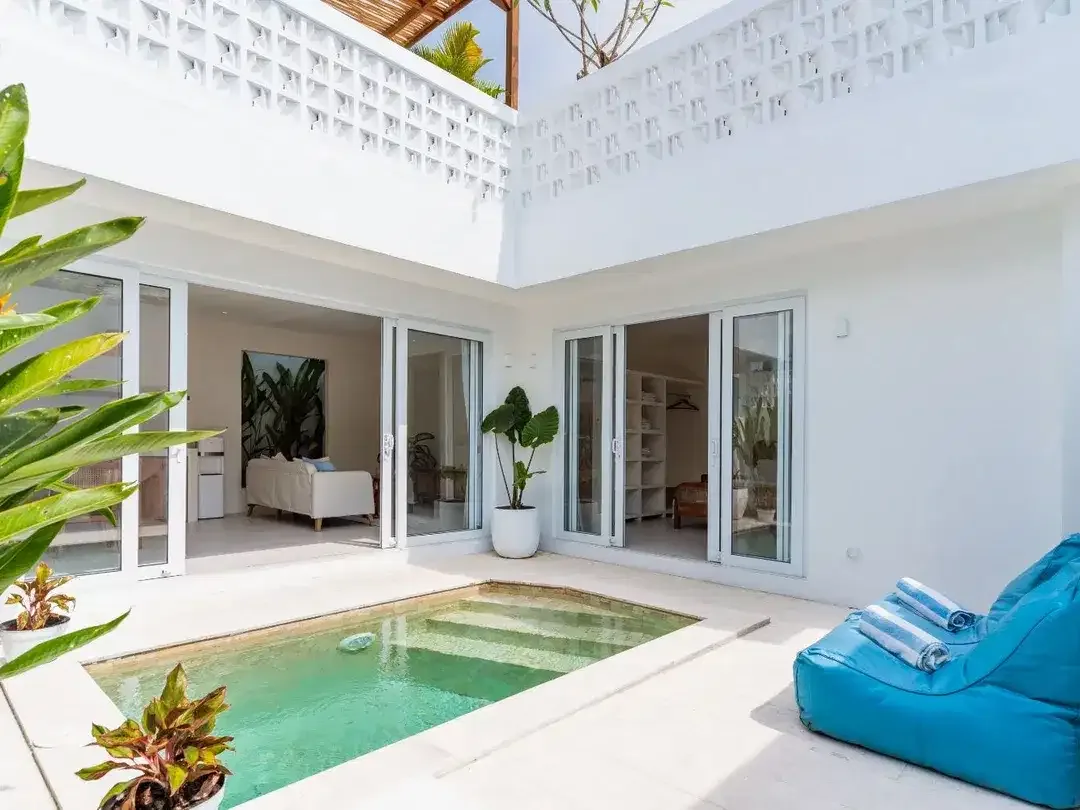 Vila bergaya dengan ruang kerja dan teras di kawasan Canggu! - Image 1 of 10