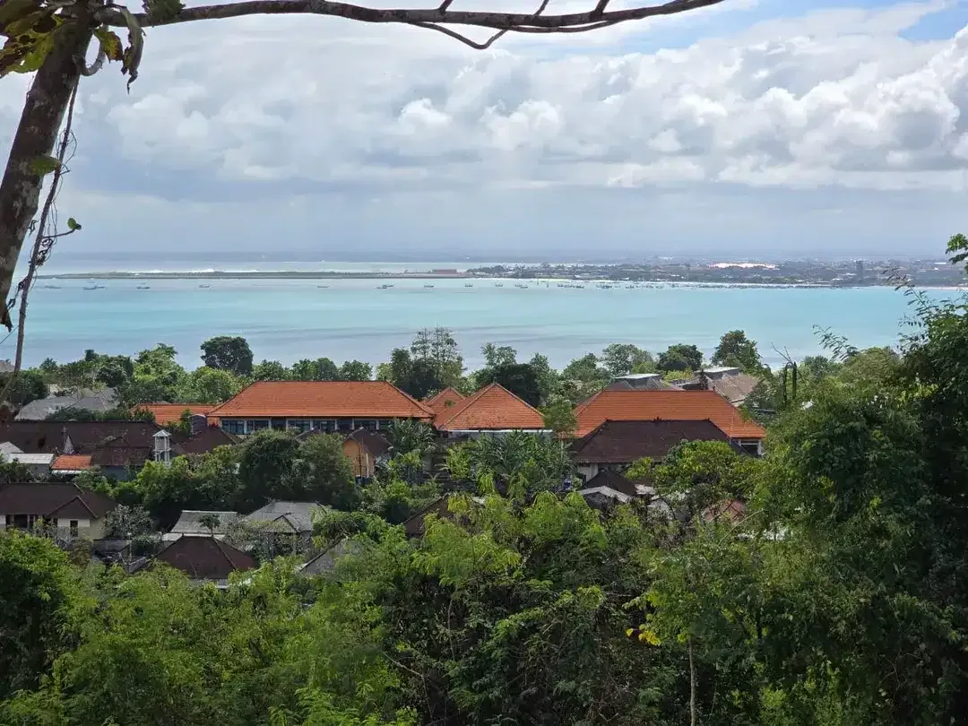 FOR SALE TANAH: LOKASI FULL VIEW  JALAN UTAMA ULUWATU JIMBARAN BALI  LINGKUNGAN VILLA DAN HOTEL DI AREA JIMBARAN BAWAH DAN SIDEWALK - Image 2 of 8