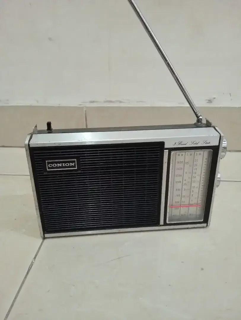Radio kuno usia 70 tahun - Image 3 of 5