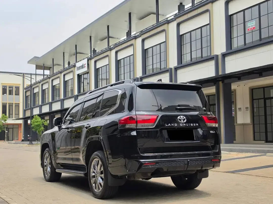 Toyota Land Cruiser 300 VXR 4x4 - Image 3 of 10