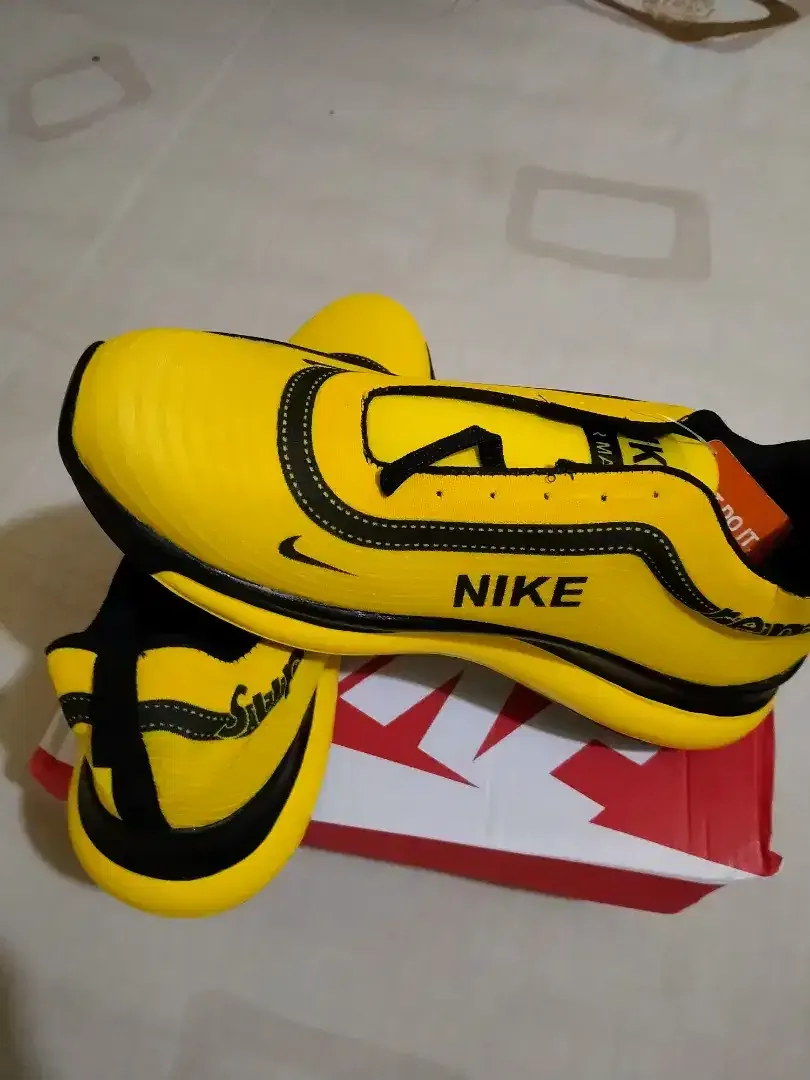 Sepatu olah raga - Image 1 of 3