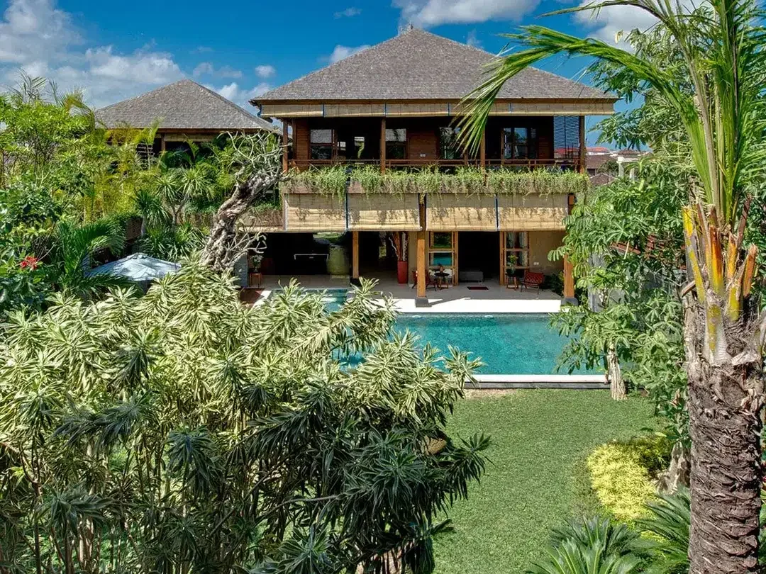 Freehold - Sprawling Luxury Estate with Tropical Gardens and Seminyak - Image 4 of 10