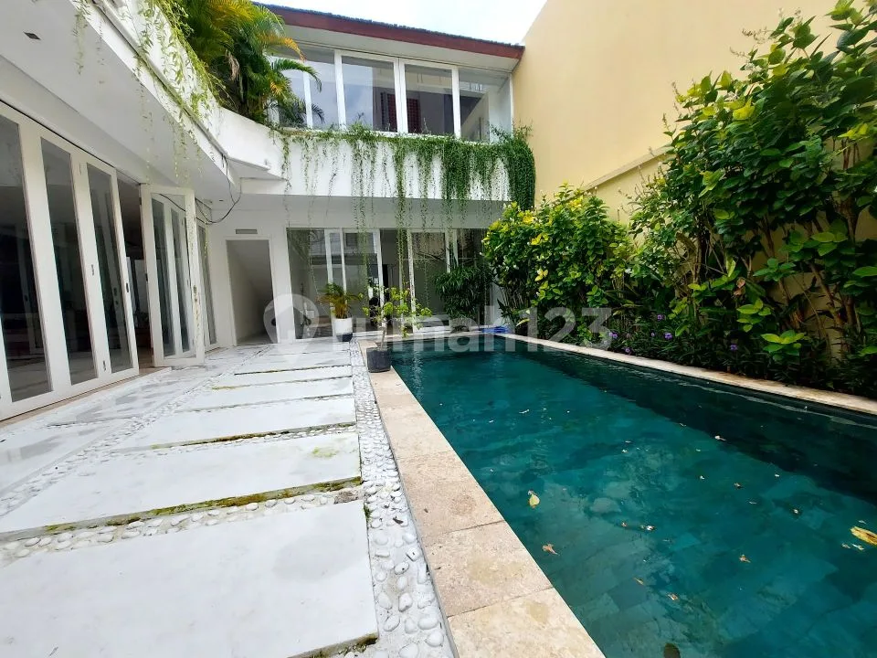 3 Bedrooms Villa Leasehold Berawa Canggu - Image 1 of 4