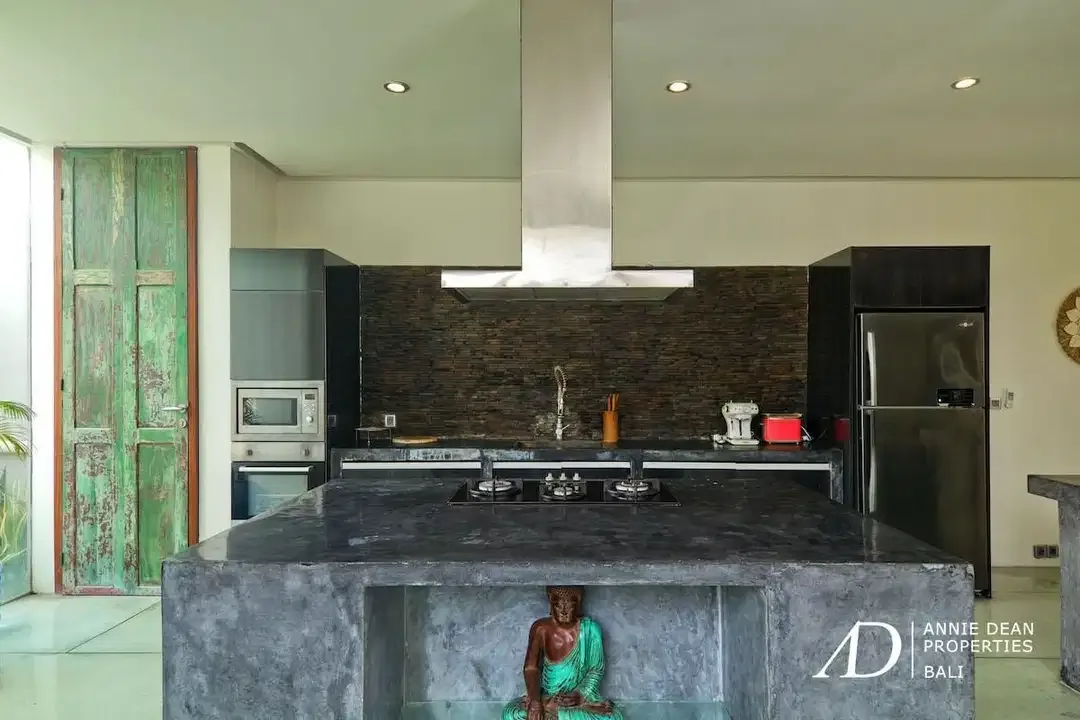 FREEHOLD VILLA WITH COMMERCIAL POTENTIAL IN PETITENGET - Image 7 of 10