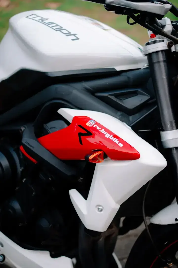 Triumph Street Triple 675 2015 white full mulus no minus - Image 4 of 10