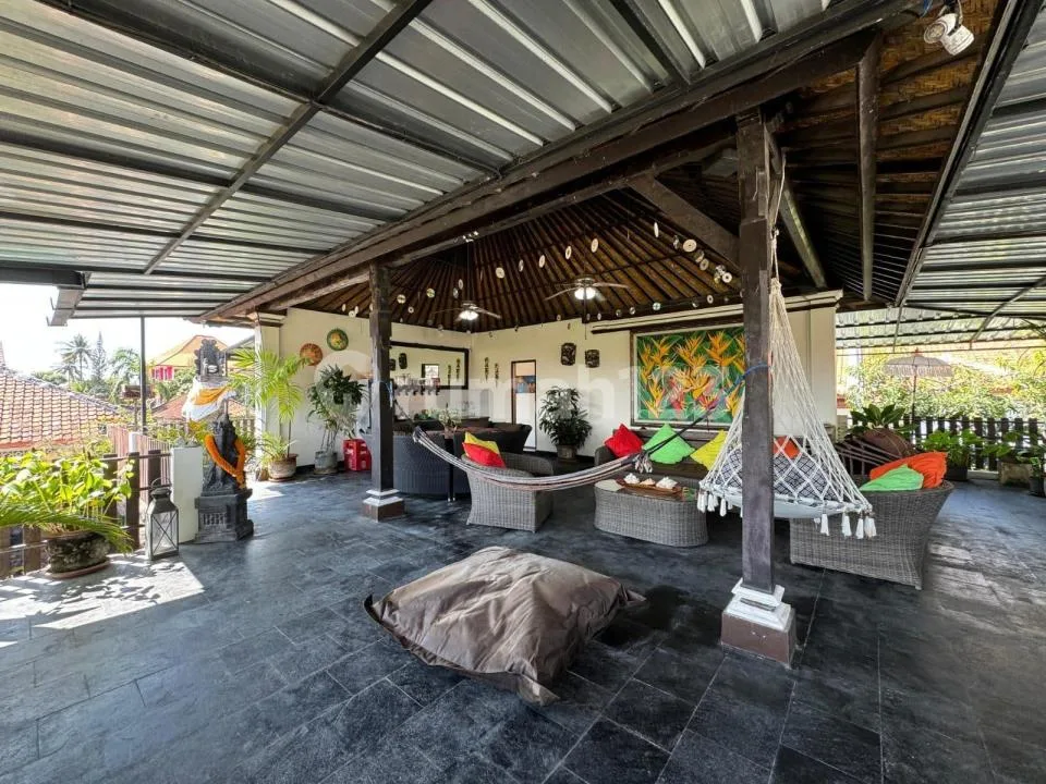Dijual Rumah Klasik 3 Lantai Posisi Hook dengan Rooftop di Kuta Dekat - Image 3 of 4