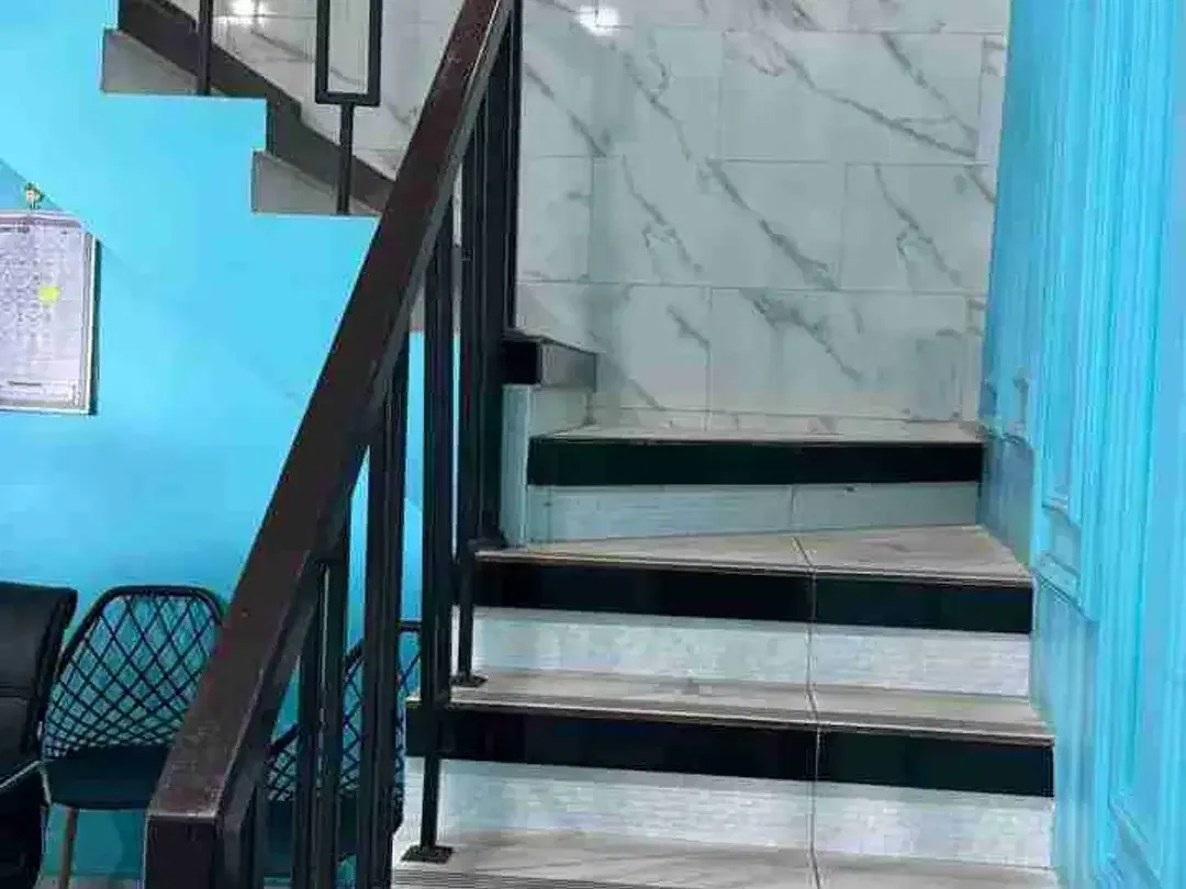 Salon Fully Furnished SHM SLF 3 Lantai ada living space lengkap strategis bebas banjir - Image 8 of 10