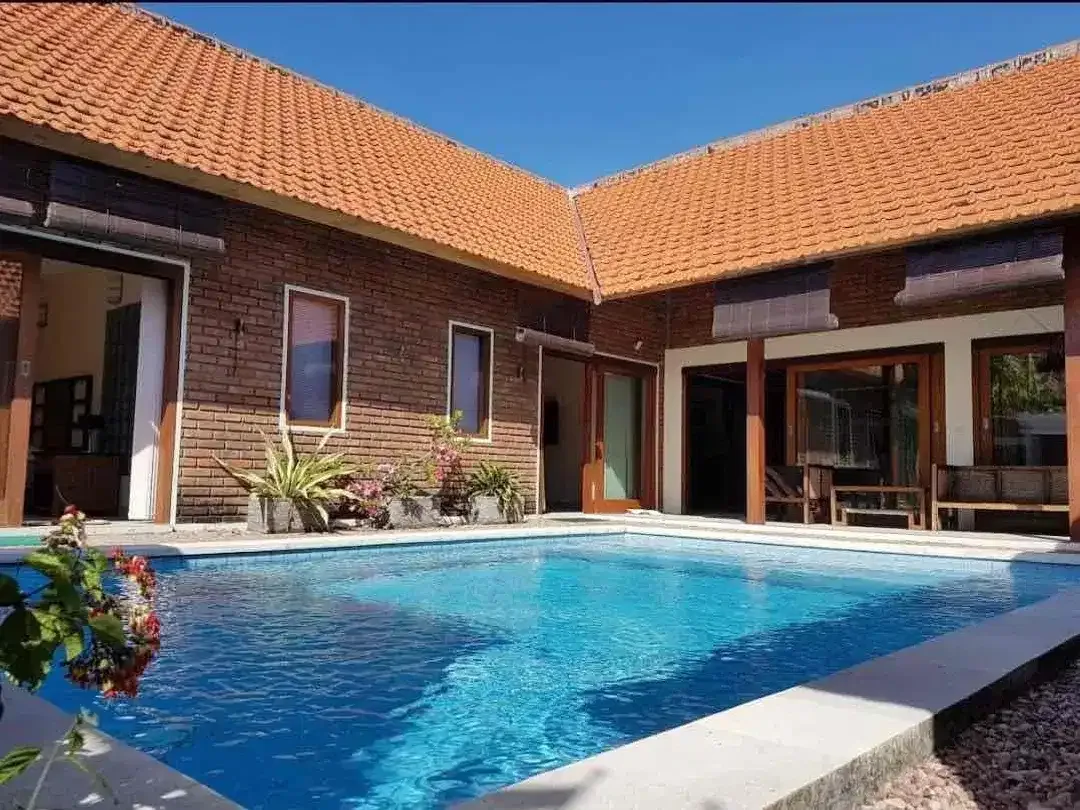 4 BEDROOMS RUMAH STYLE VILLA, TENANG LOKASI STRATEGIS DI SANUR KAUH - Image 3 of 10