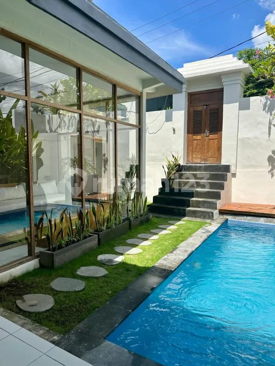 Villa Tenang & Menawan 2 Kamar Tidur Dekat Pantai Pererenan - Mengwi, Bali - Image 2 of 4