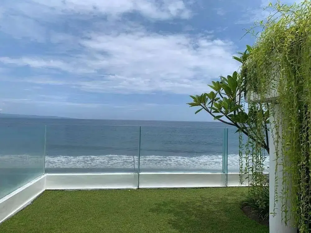 FOR SALE OVERLOOKING THE OCEAN BEACHFRONT VILLA KERAMAS - Image 3 of 10