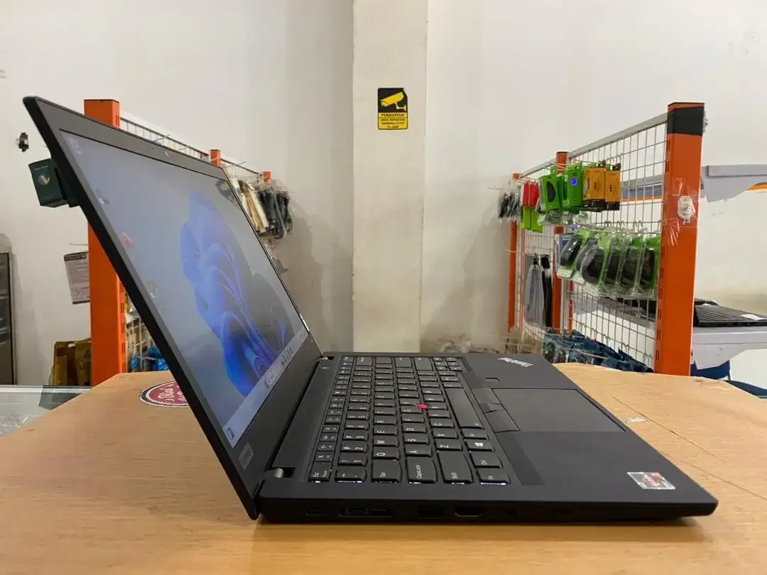 Lenovo ThinkPad T495 Amd Ryzen 7 Pro Ram 16GB SSD 512GB VGA 2GB Mulus - Image 3 of 10