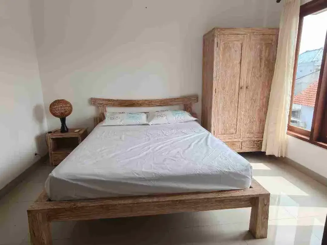 Villa 2 Kamar 1 kantor semi Furnished lokasi premium Canggu 5 menit ke Pantai berawa bebas banjir SHM - Image 6 of 10