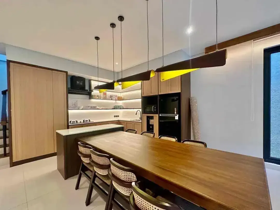 4 BEDROOMS MODERN COMTENPORARY ARCHITECTURAL STRUCTURE 1,5 KM TO THE BEACH STRATEGIC AND PRIME LOCATION AT BATU BOLONG CANGGU - Image 3 of 10
