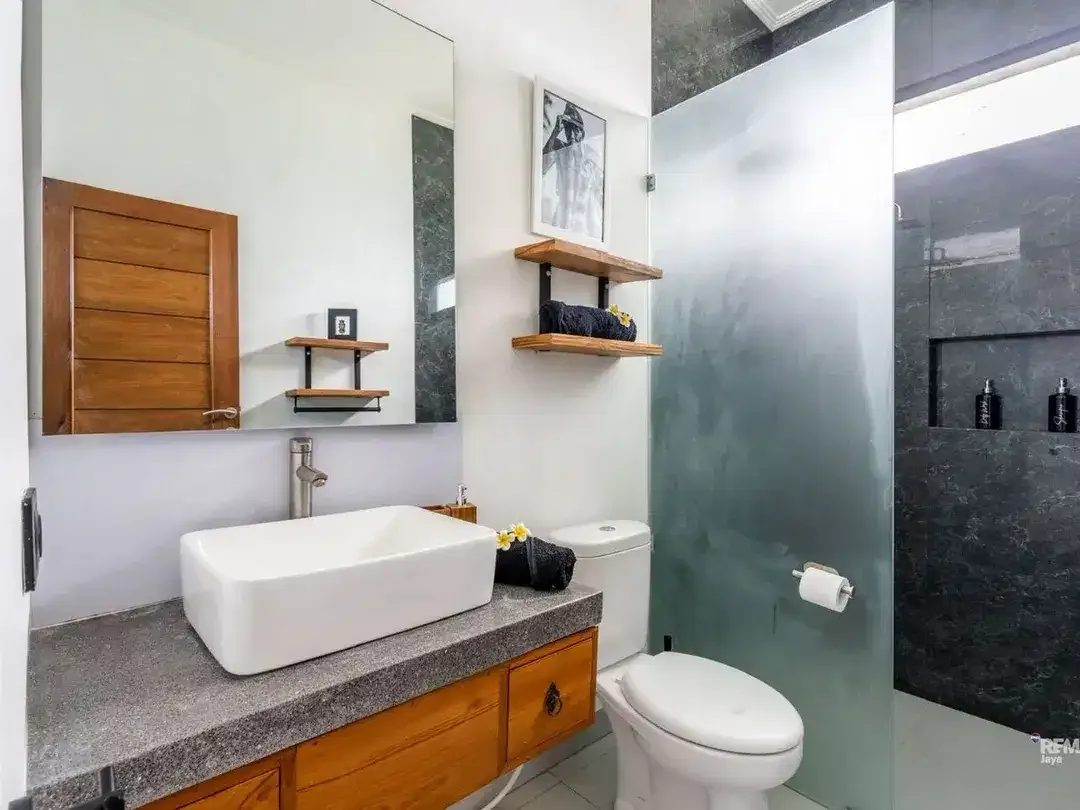 Villa Quiet,Stylish & Central, Long-Term Villa in Kerobokan, Forsale. - Image 7 of 10