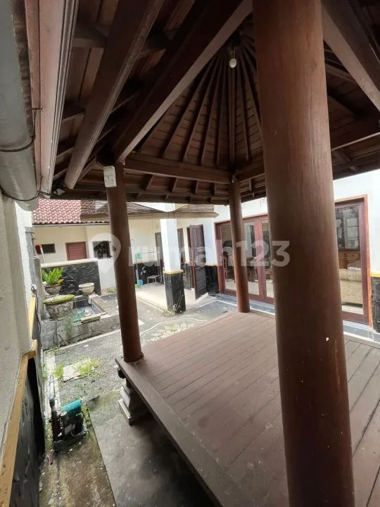 Rumah 2 Lantai dengan 6 Kamar Tidur Berlokasi Strategis - Image 4 of 4