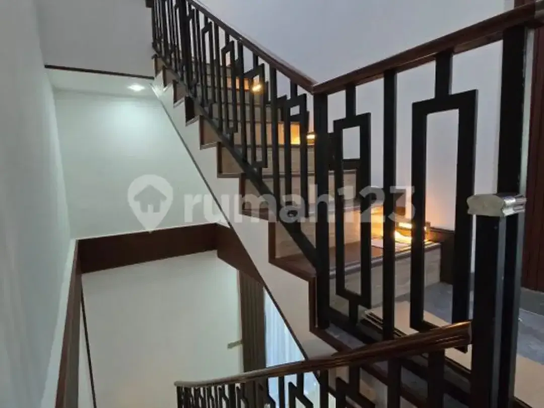 Villa 2 Lantai + Rooftop di Jimbaran,Pemandangan Laut dan Kota - Image 9 of 10