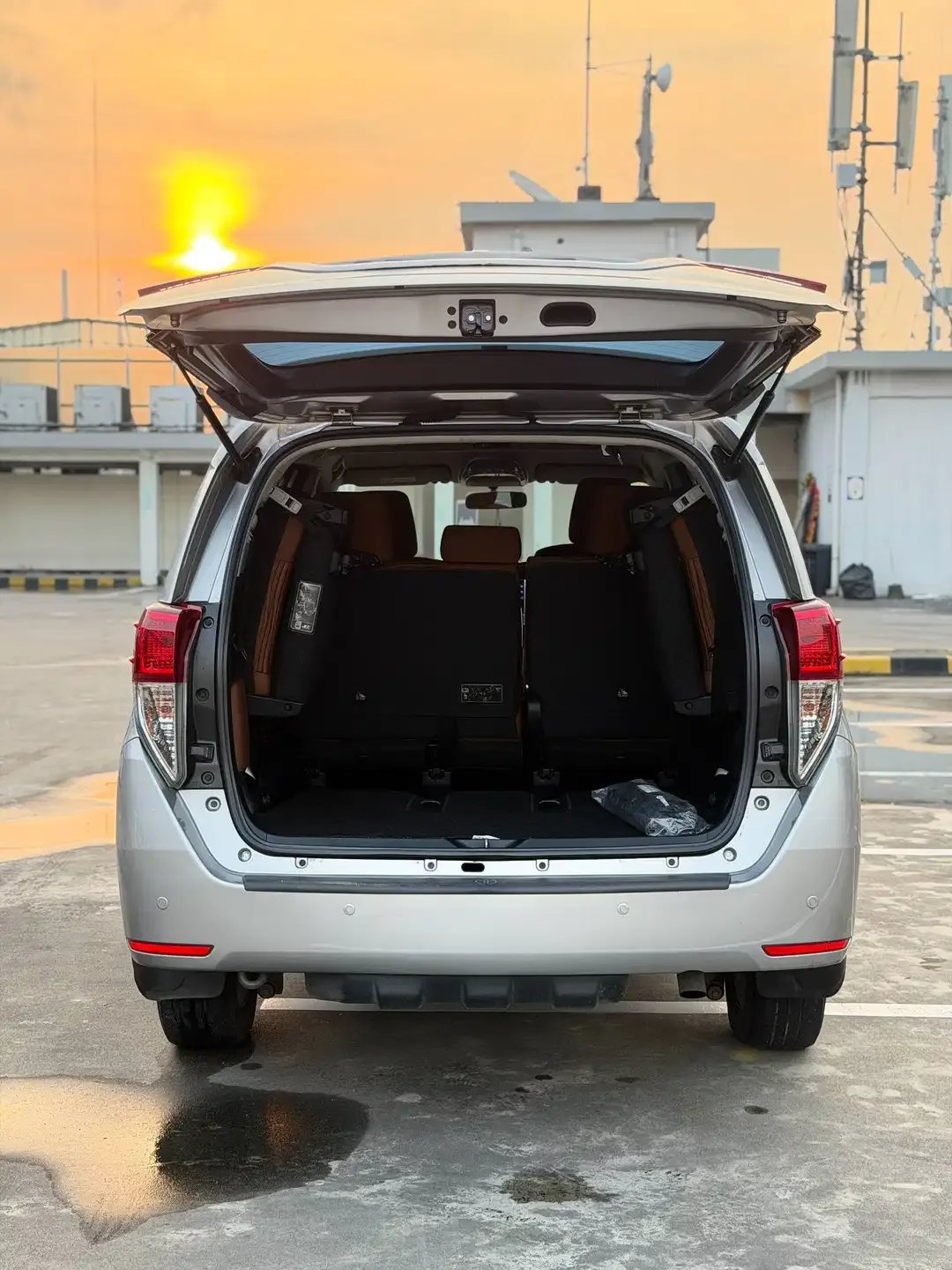 TOYOTA INNOVA V 2.4 DIESEL A/T 2020 - Image 8 of 10
