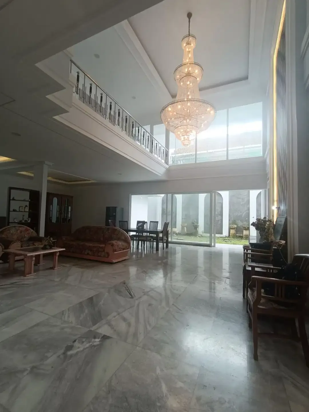 Dijual Rumah Dengan 6 Kamar Tidur Style Simple Classic Area Denpasar - Image 3 of 10